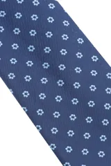 Corbata morada con pequeños lunares blancos.