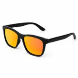 Lentes de sol con armazón negro de diseño clásico y cristales espejados en tonos anaranjados y amarillos.