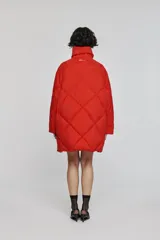 Campera puffer acolchada de corte oversize, color verde oliva, con diseño de rombos, cuello alto y cierre frontal con cremallera.