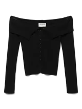 Cardigan de punto acanalado color negro, con diseño off-shoulder y escote con solapas anchas. Presenta cierre frontal con botones y mangas largas ajustadas.
