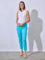Pantalón blanco de gabardina elastizada, marca Ruby Rd, con pretina ancha elastizada, bolsillos delanteros simulados, bolsillos traseros aplicados y largo al tobillo.