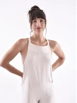 Monoprenda (jumpsuit) color marrón medio, sin mangas, con escote cuadrado y tirantes anchos. El pantalón es de corte ancho y largo tipo culotte.