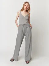 Pantalón palazo a cuadros celestes y blancos, con tiro alto y elástico en la cintura.