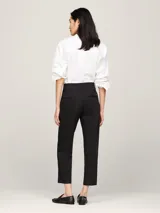 Pantalón chino negro de corte slim y pierna recta, con raya marcada en la parte delantera y trasera, cierre oculto de cremallera, dos bolsillos laterales y dos bolsillos traseros de ojal.