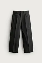 Pantalón cargo de corte relajado confeccionado en algodón con efecto lavado. Presenta bolsillos laterales tipo plastrón en las perneras, bolsillos frontales y bolsillos traseros de vivo. Incluye cierre frontal con cremallera y botón.