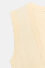 Camiseta negra de corte ajustado (slim fit) con escote en pico profundo y manga sisa.