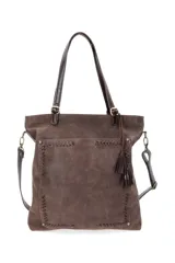 Bolso tipo tote de cuero marrón con textura granulada, detalle de costuras decorativas en el frente y borla colgante. Cuenta con doble asa de hombro y correa larga ajustable y extraíble para usar como bandolera.
