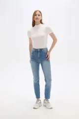 Pantalón de jean azul de tiro alto, corte skinny y cinco bolsillos.