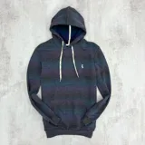 Canguro rústico con capucha, de mangas largas y estampado a rayas horizontales en tonos gris, azul y violeta.