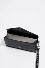 Billetera tipo sobre de Bimba y Lola, color blanco, con cierre de solapa y snap. Incluye un asa de mano extraíble con ojetes metálicos y logo estampado en el frente.