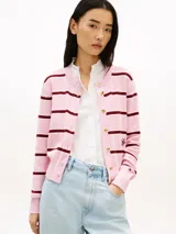Cardigan de punto Tommy Hilfiger en color rosado con rayas horizontales burdeos, cuello redondo y cierre frontal con botones dorados. Presenta ribetes en canalé y un bordado sutil en el pecho.