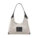 Bolso tipo hobo de Marc Jacobs, modelo The Belted Sack, confeccionado en lona color beige con detalles en cuero marrón. Presenta el logo de la marca grabado en el frente y una forma relajada con cierre ajustable.