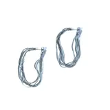 Aros colgantes de acero quirúrgico plateado, con diseño de múltiples cadenas entrelazadas.