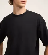 Remera boxy de manga corta y cuello redondo, confeccionada con tecnología dry de tacto frío en el interior y exterior de algodón.