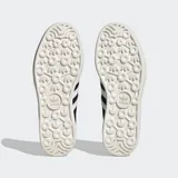 Championes Adidas Gazelle Bold negros con plataforma color crema, con las tres tiras blancas clásicas de la marca y detalle dorado con el nombre del modelo.