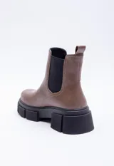 Botas negras de caña media con elástico en los laterales y suela track con plataforma.