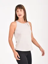 Musculosa deportiva de color gris, con cuello redondo y diseño de espalda cruzada con abertura.