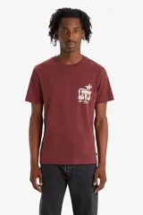 Remera de manga corta color borgoña con cuello redondo y estampado frontal con logo de Levi's y jinete.