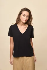 Remera blanca de algodón con escote en V y mangas cortas, de calce amplio y cómodo.