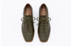 Zapatos acordonados de cuero color negro, con diseño de punta cuadrada, costuras centrales decorativas y suela marrón con taco bajo.