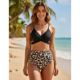 Bikini de dos piezas con corpiño negro tipo crop top con diseño cruzado y bombacha de tiro alto con estampado animal print de leopardo.