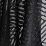 Kimono de playa negro de tejido calado tipo red, con diseño oversize y terminación de flecos en el ruedo inferior.