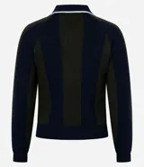 Buzo de punto con diseño de rayas verticales en azul marino y verde, cuello tipo polo y estampado frontal con la inscripción 'PLAYER CLUB'. Presenta un corte regular y mangas largas.