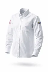 Camisa de manga larga en color rosa claro, con cuello clásico y puños abotonados. Presenta un bordado grande en la espalda que incluye la silueta de un gaucho a caballo, el logo de la marca y la palabra Bagual. Además, cuenta con un pequeño parche de la bandera de Uruguay en la manga.