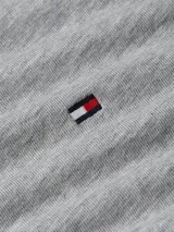 Remera de corte relajado Tommy Hilfiger, confeccionada en tejido de algodón con fibras elásticas. Presenta cuello redondo, mangas cortas y el logo de la marca bordado en el pecho.