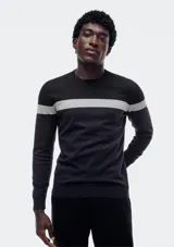 Buzo tejido de punto azul con una franja horizontal gris en el pecho.