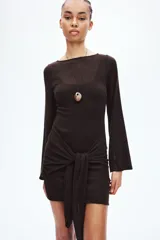 Vestido corto de punto texturizado en color marrón, con escote bote, mangas largas amplias y tiras anchas para anudar en la cadera.