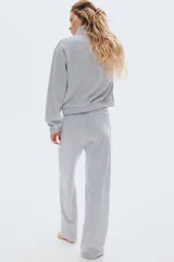 Campera corta de velour gris claro, de corte holgado, con cuello elevado, cierre frontal y bolsillos al bies. Presenta elástico fruncido en puños y bajo.