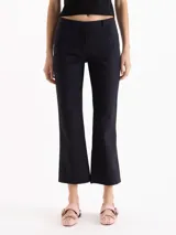 Pantalon de sastreria negro de tiro medio, calce recto con largo al tobillo, con diseño de cinco bolsillos y trabillas para cinturon.
