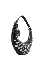 Cartera tipo hobo de Las Oreiro en color beige, con diseño de media luna y decorada con tachas metálicas plateadas en toda su superficie frontal. Incluye una correa fija y un dije colgante con el logo de la marca.