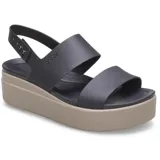 Sandalias tipo plataforma Crocs modelo Brooklyn Low Wedge, con tiras superiores en color azul marino y base de plataforma en color beige. Diseño ergonómico con tira ajustable en el talón.