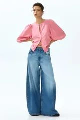 Blusa de tejido liviano en mezcla de lino, color rosado, con cuello redondo, cierre frontal de botones y mangas globo tres cuartos con puños elásticos.