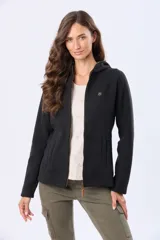 Campera de polar con capucha, cierre frontal completo y bolsillos laterales. Presenta un diseño entallado con logo bordado en el pecho.