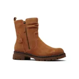 Bota corta de estilo casual, confeccionada en una combinación de cuero liso y gamuza en color negro. Presenta cierre lateral, detalle de tira con broche metálico en el talón y suela track con detalle de costura en contraste.