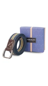 Cinto de tela canvas azul marino con galón de rayas blancas y celestes, hebilla doble metálica color peltre y terminaciones en símil cuero marrón.