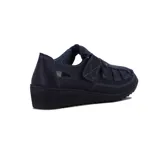 Guillermina casual modelo Wonder de color negro, confeccionada en cuero texturizado, con diseño cerrado en el empeine con aberturas laterales, tira con cierre de velcro ajustable y suela de goma con taco enterizo.