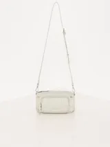 Bandolera Boston de tamaño mediano color verde claro, realizada en tela técnica con matelasseado al tono. El acceso a la bandolera es a través de un cierre metálico y el interior está forrado con tejido estampado. Sobre el frente tiene un bolsillo con cierre para mayor capacidad de guardado. Posee una correa regulable de cuero vacuno que permite usarla colgada al hombro o cruzada.