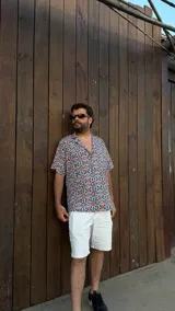 Camisa de manga corta con cuello clásico y estampado geométrico multicolor.