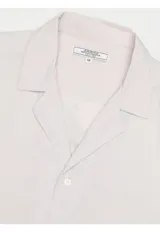 Camisa de manga corta Arrow confeccionada en mezcla de lino y algodón, color azul, con cuello solapa y cierre frontal de botones.