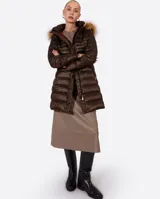 Campera azul metalizado con relleno de plumón sintético y capucha con borde de piel sintética.