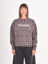 Buzo de cuello redondo y manga larga con estampado animal print de leopardo en tonos beige, marrón y negro. Presenta un corte holgado y puños y ruedo acanalados.