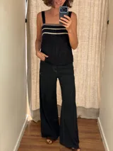 Pantalón jean ancho, ideal para el día o la noche, con corte holgado desde la cadera hasta el tobillo y diseño relajado y fluido.