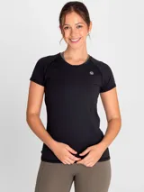 Remera deportiva negra de manga corta y cuello redondo, con logo pequeño en el pecho.