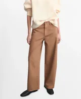 Pantalón de mezclilla tipo jeans, color marrón claro, de corte recto y tiro medio con diseño de pernera ancha.