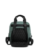 Mochila de poliéster reciclado color verde, con compartimento principal con cierre, doble bolsillo delantero con cierre, bolsillos laterales y bolsillo trasero con cierre. Incluye correas ajustables y manijas superiores con logo de la marca.