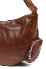 Bandolera negra de cuero sintético con correa ajustable y dos bolsillos laterales con cierre.